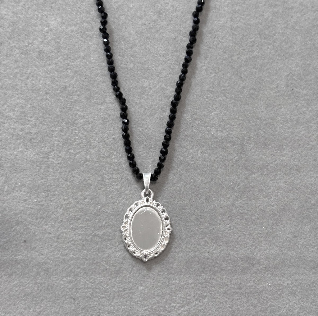 Collar Escudo de Retorno · Turmalina Negra y Espejo de Volteo