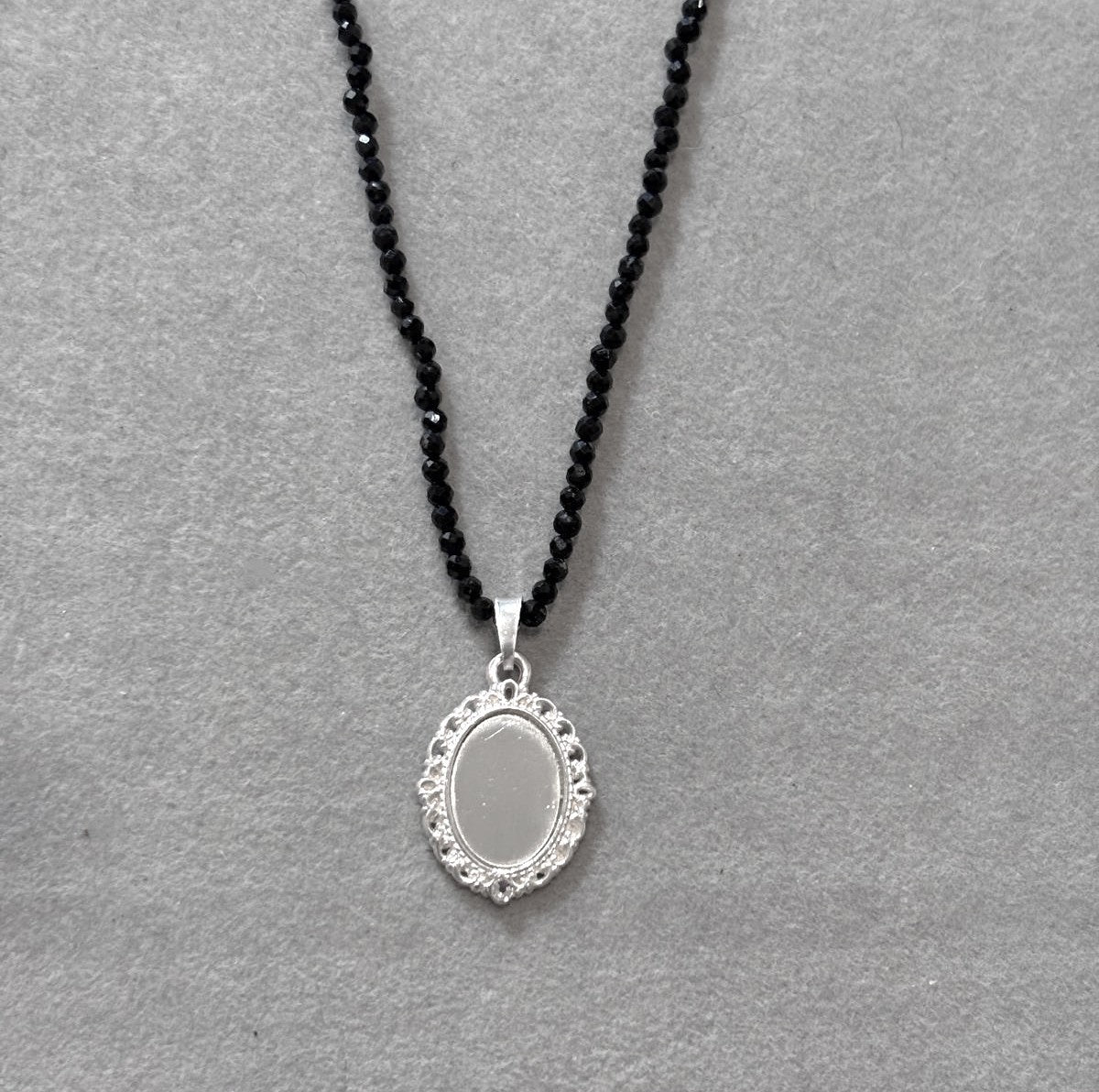 Collar Escudo de Retorno · Turmalina Negra y Espejo de Volteo