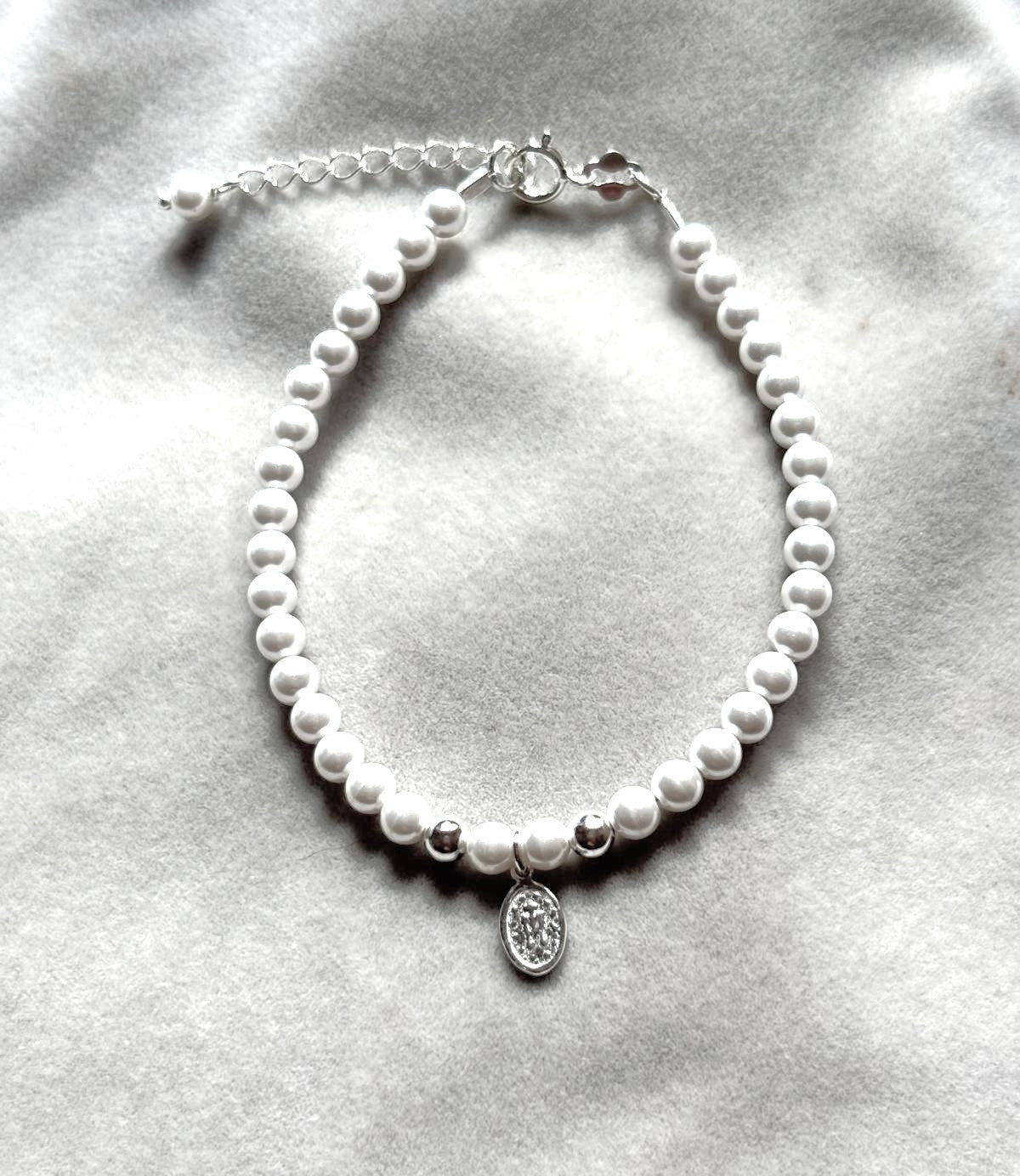 pulsera perlas y Virgen de la Milagrosa