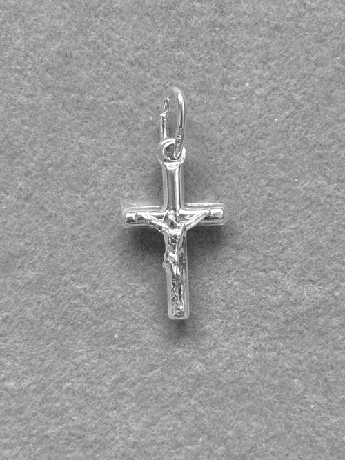 Colgante crucifijo de Cristo en plata de ley 925