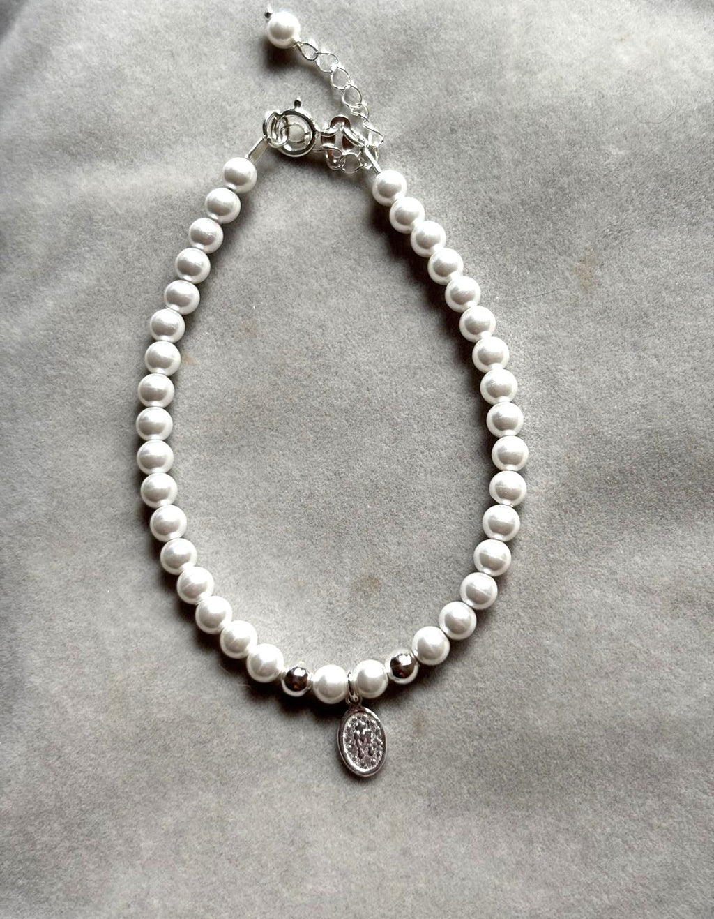 pulsera perlas y Virgen de la Milagrosa