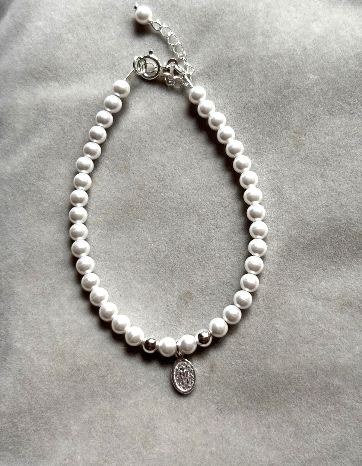 pulsera perlas y Virgen de la Milagrosa