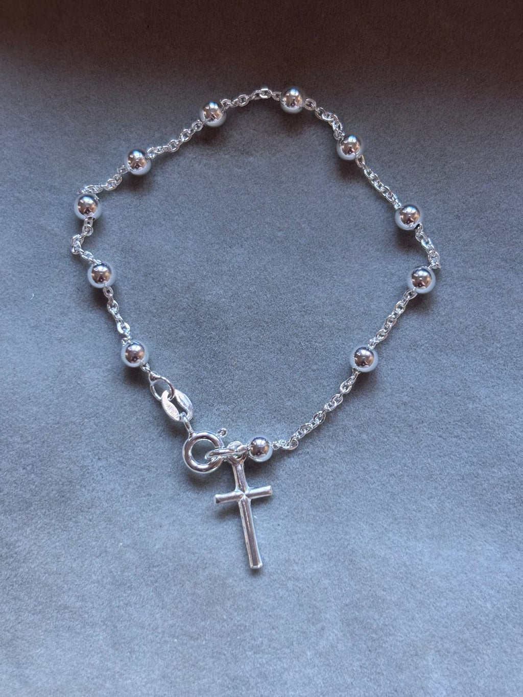 pulsera bolitas y cruz