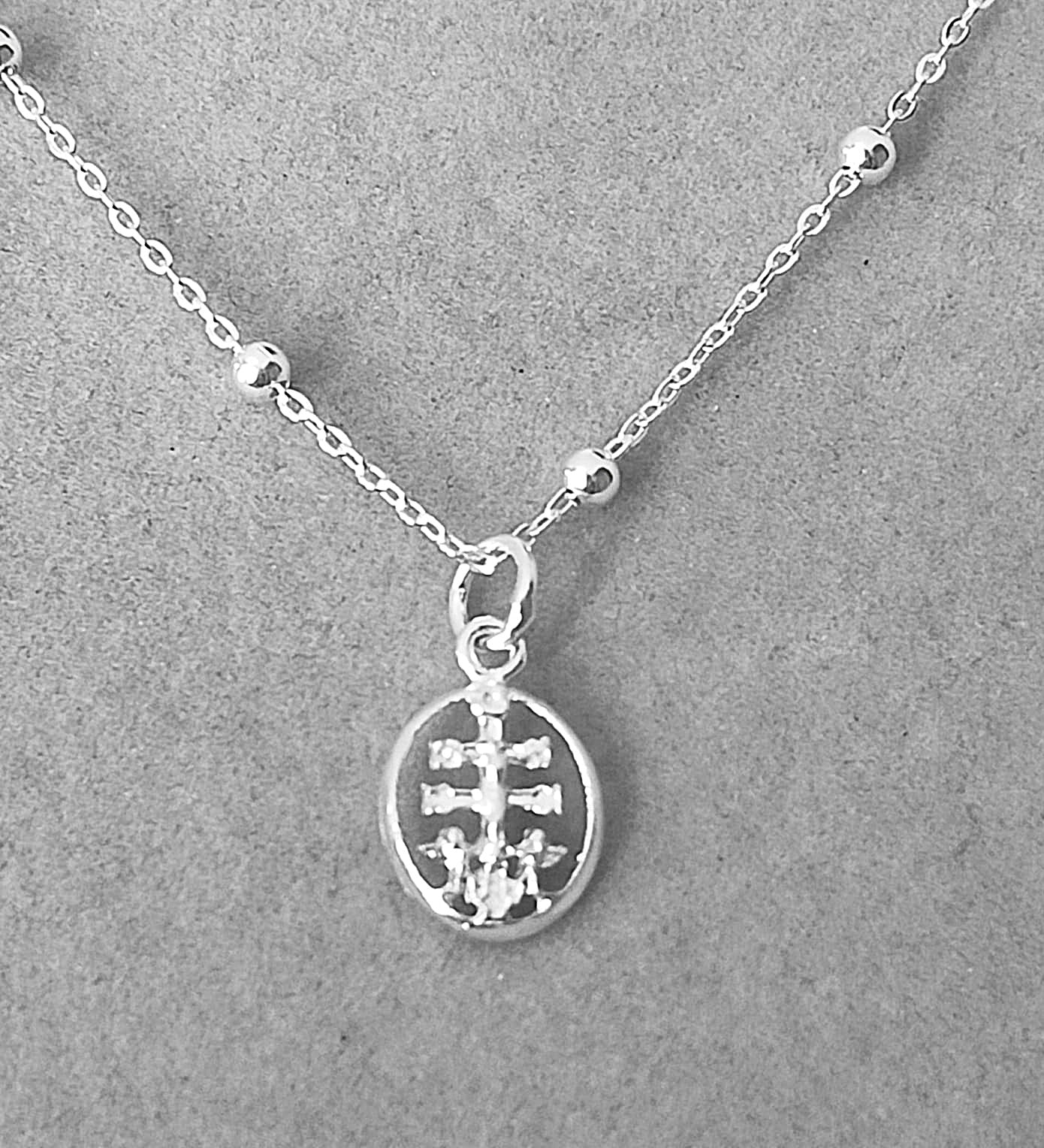 Collar bolitas de 50cm medalla cruz de Caravaca