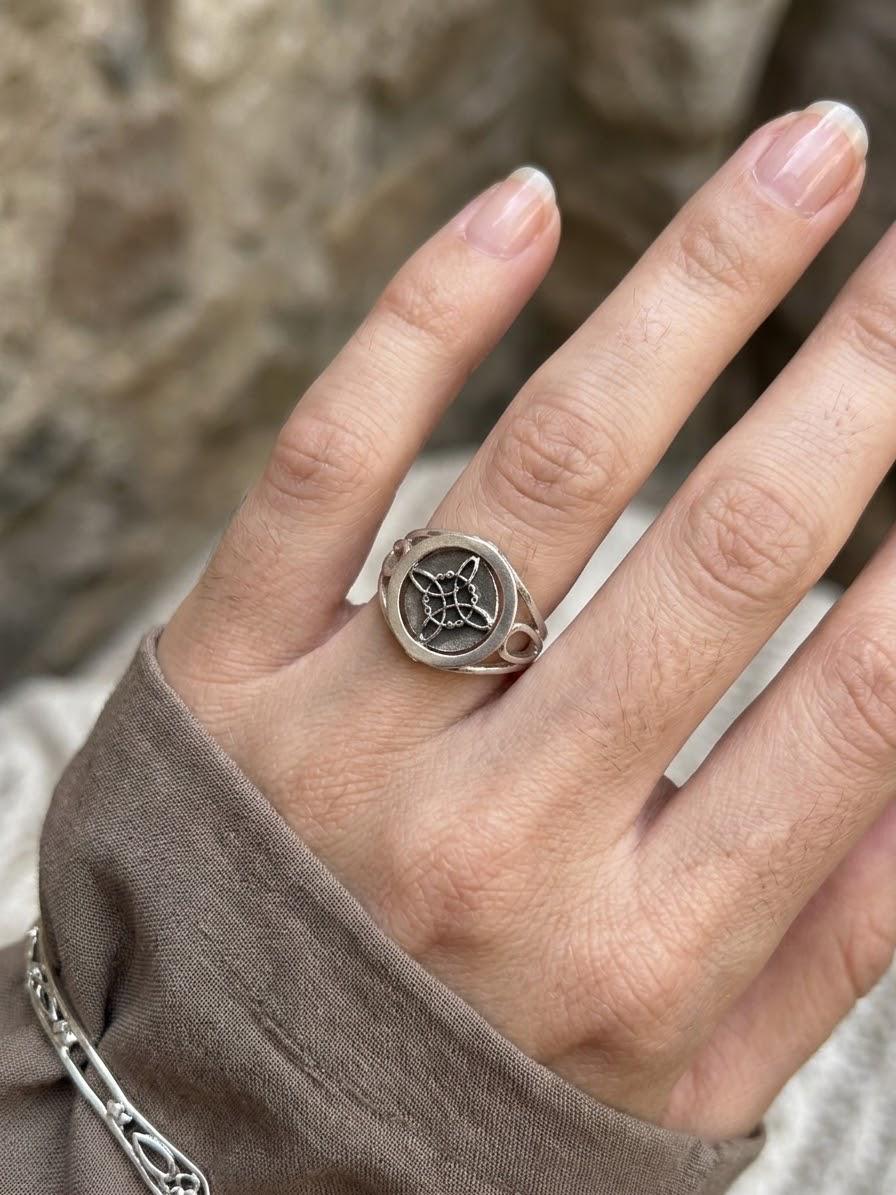 Anillo giratorio nudo de bruja y tetragrámaton plata 925