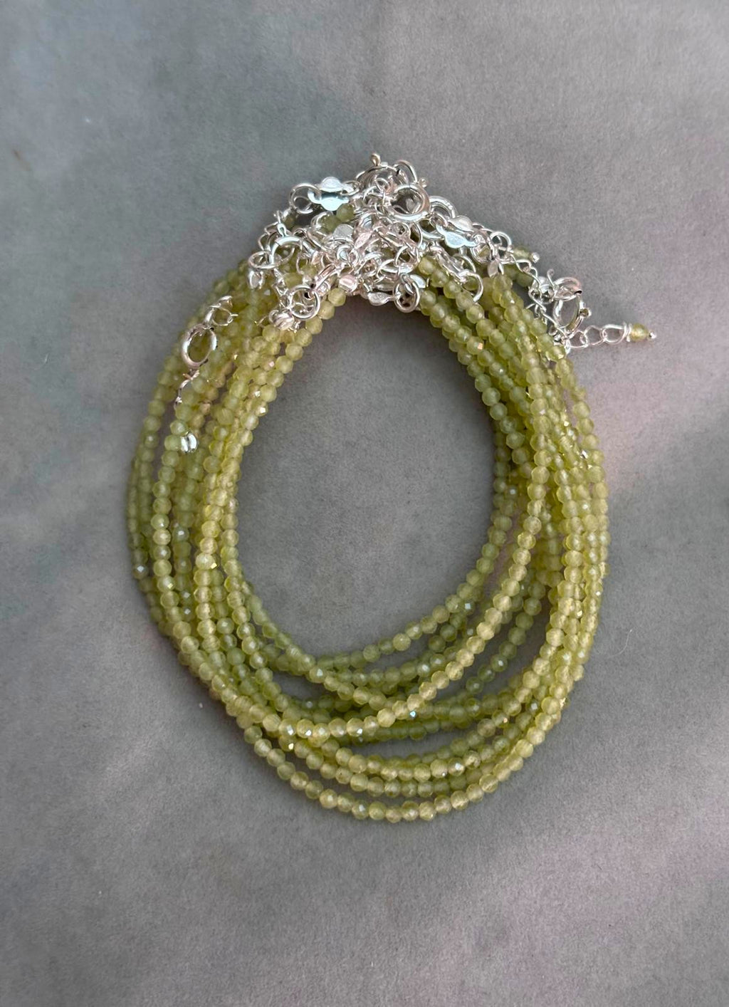 pulsera facetada peridoto