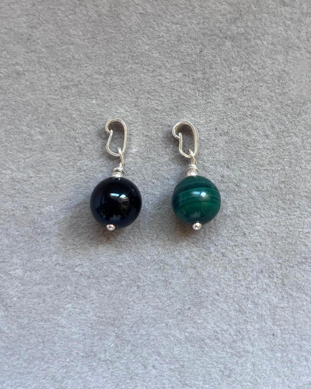 Colgante de malaquita o turmalina negra natural · 8 mm · Plata 925