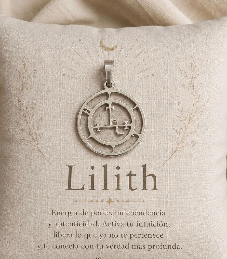 Colgante Lilith plata 925 detalle, amuleto diosa lunar joyería mística España