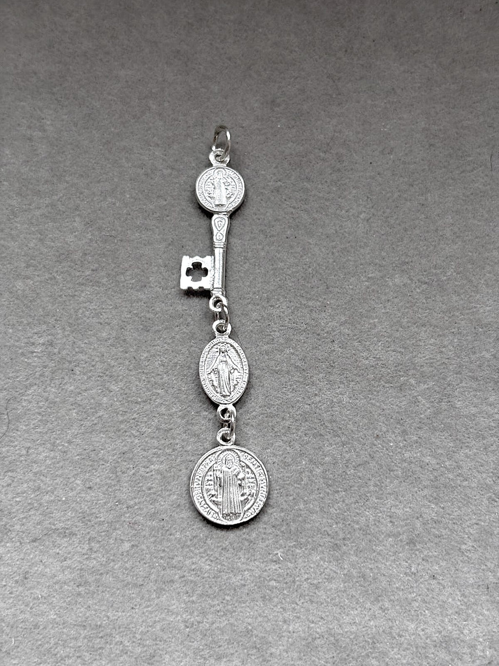 colgante llave san Benito y Virgen de la Milagrosa