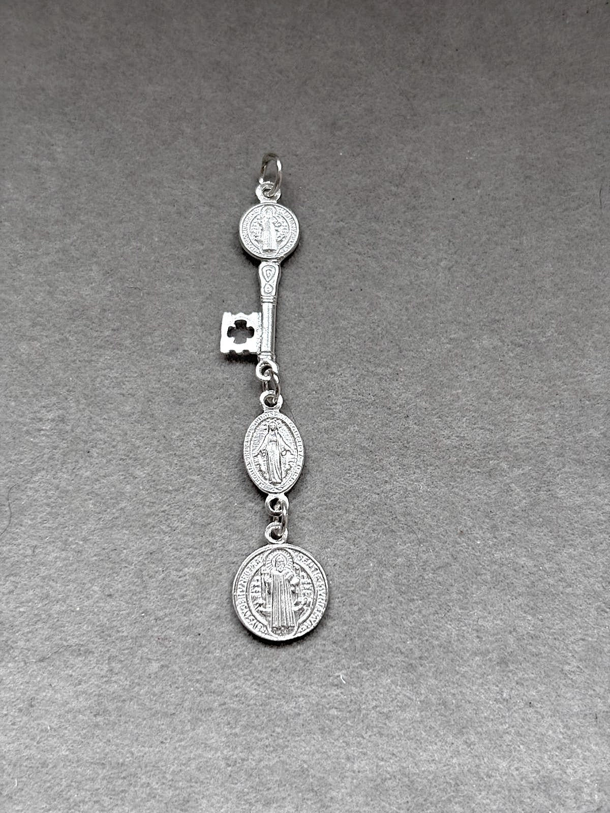 colgante llave san Benito y Virgen de la Milagrosa