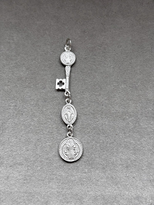 colgante llave san Benito y Virgen de la Milagrosa