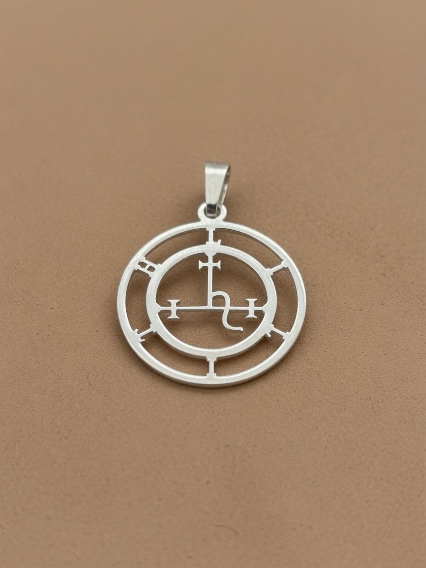 Colgante Diosa Lilith en plata 925, joyería espiritual poder femenino artesanal