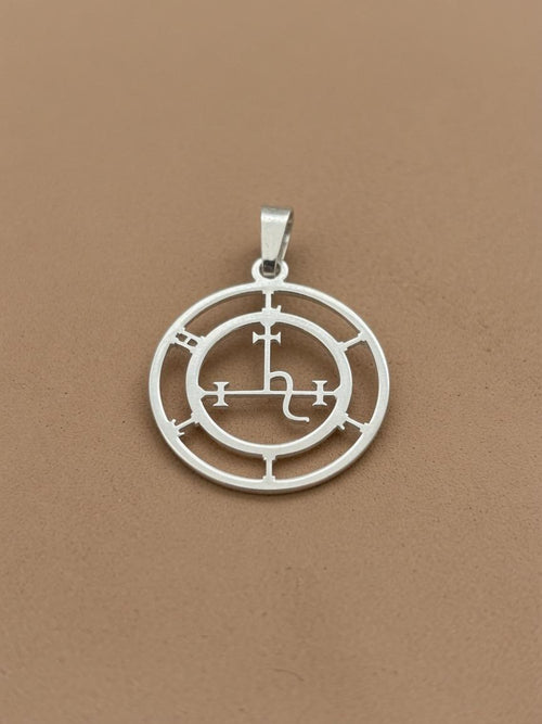 Colgante Diosa Lilith en plata 925, joyería espiritual poder femenino artesanal