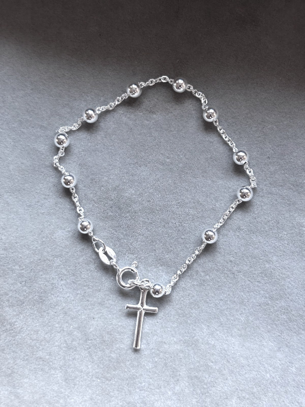 pulsera bolitas y cruz