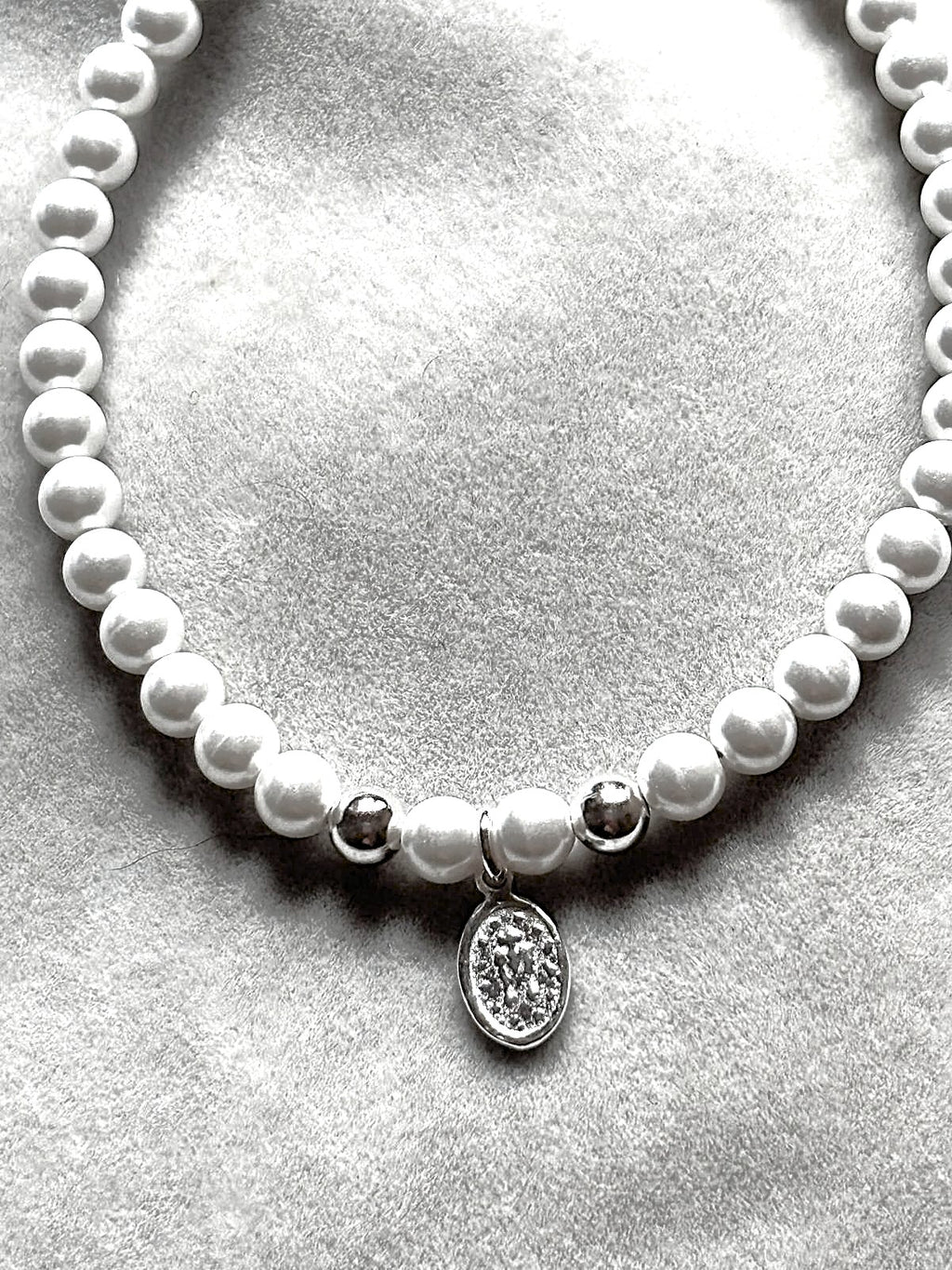pulsera perlas y Virgen de la Milagrosa