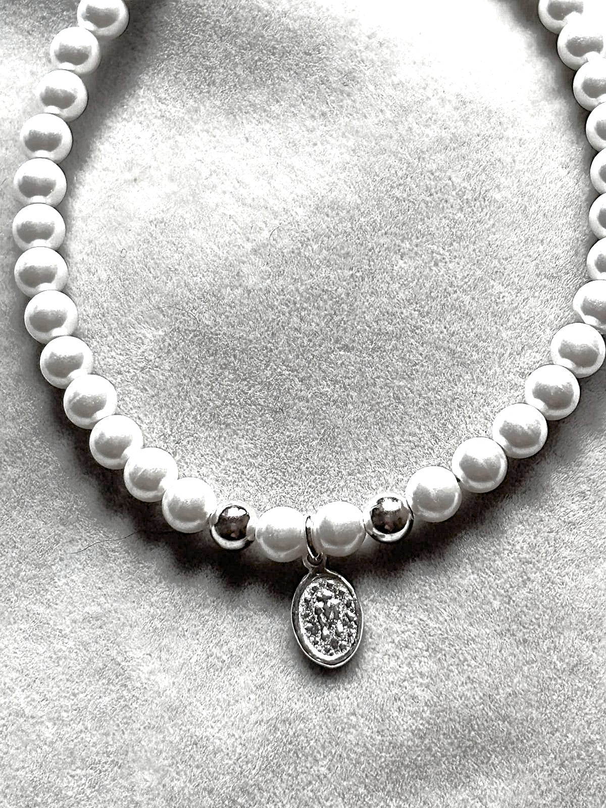 pulsera perlas y Virgen de la Milagrosa