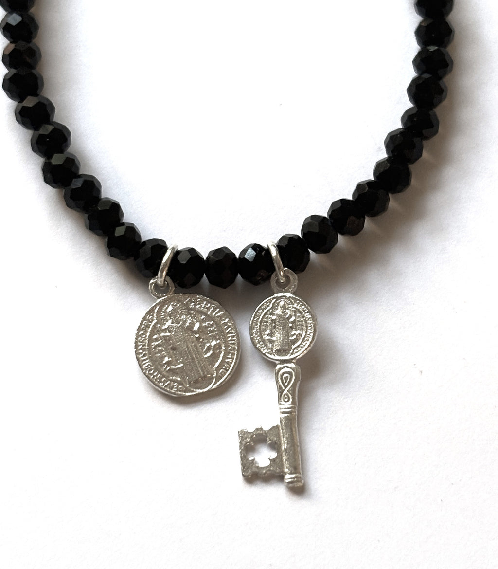 Pulsera turmalina llave y medalla San Benito
