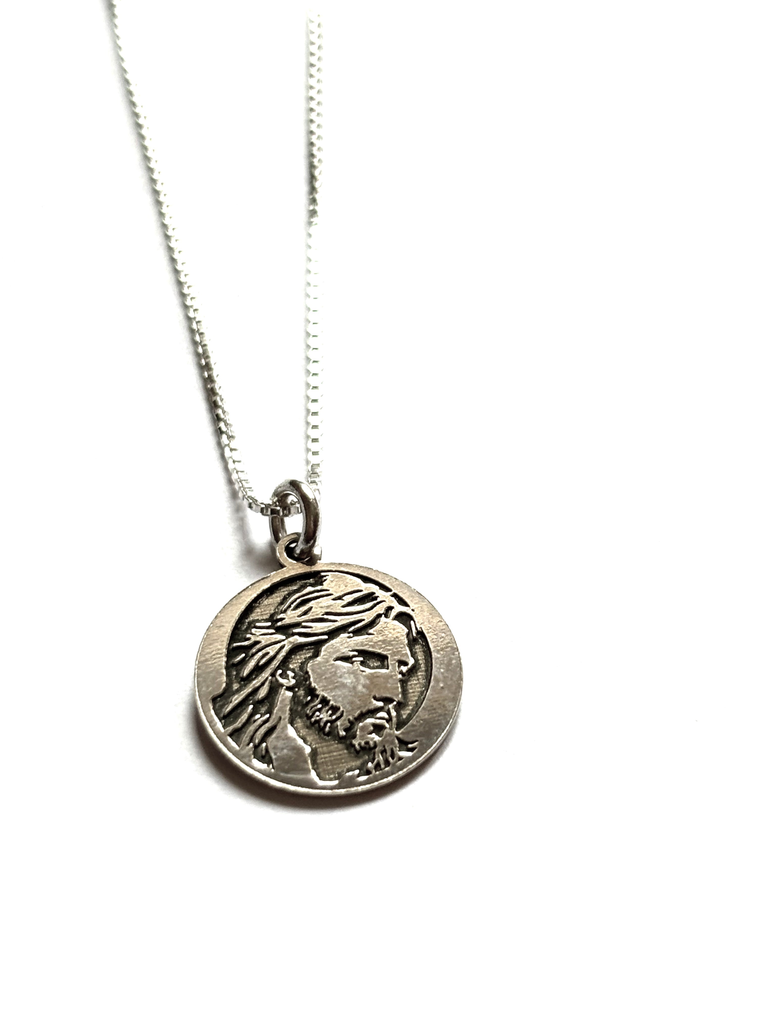 collar medalla Jesús con padre nuestro