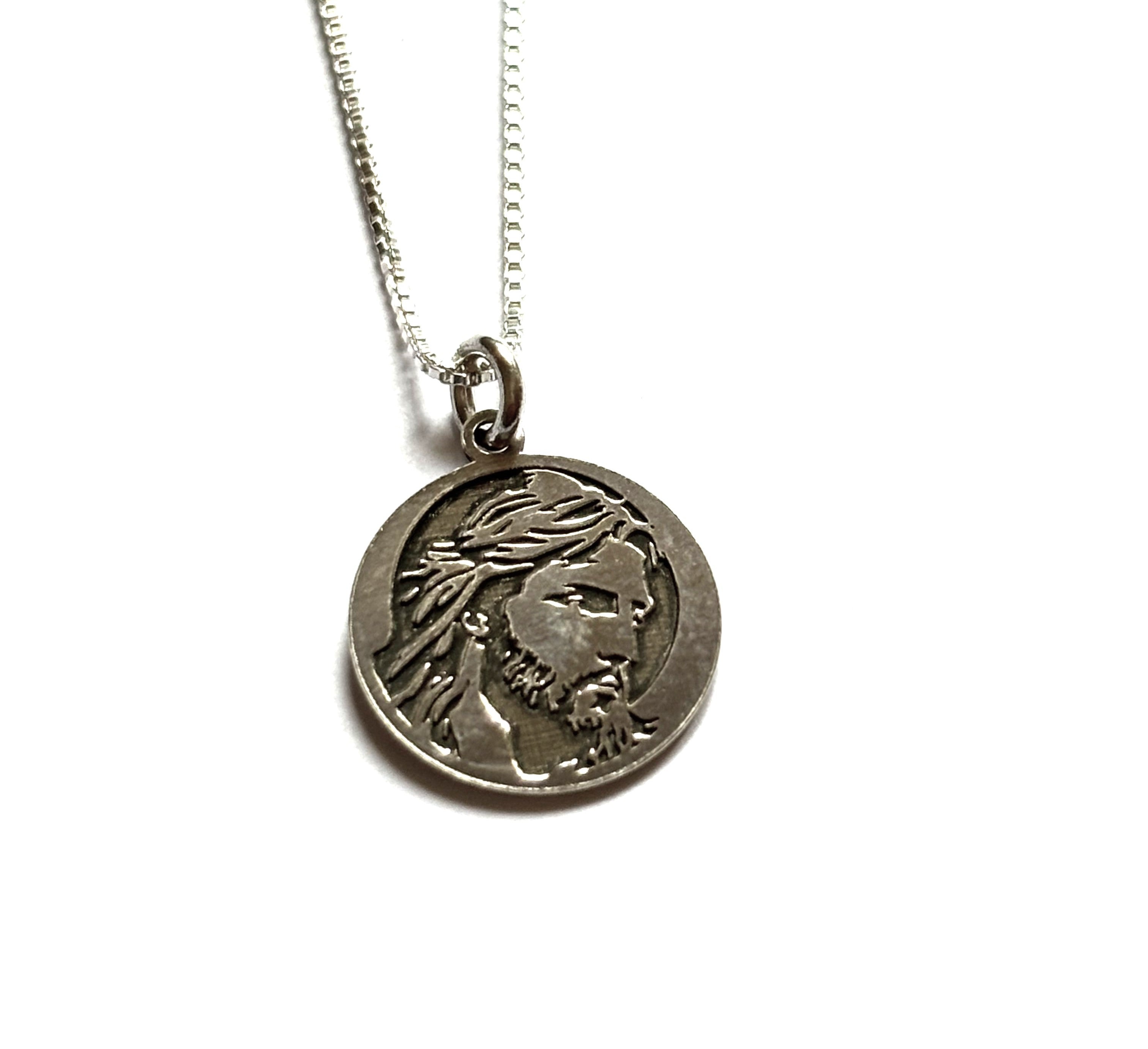 collar medalla Jesús con padre nuestro