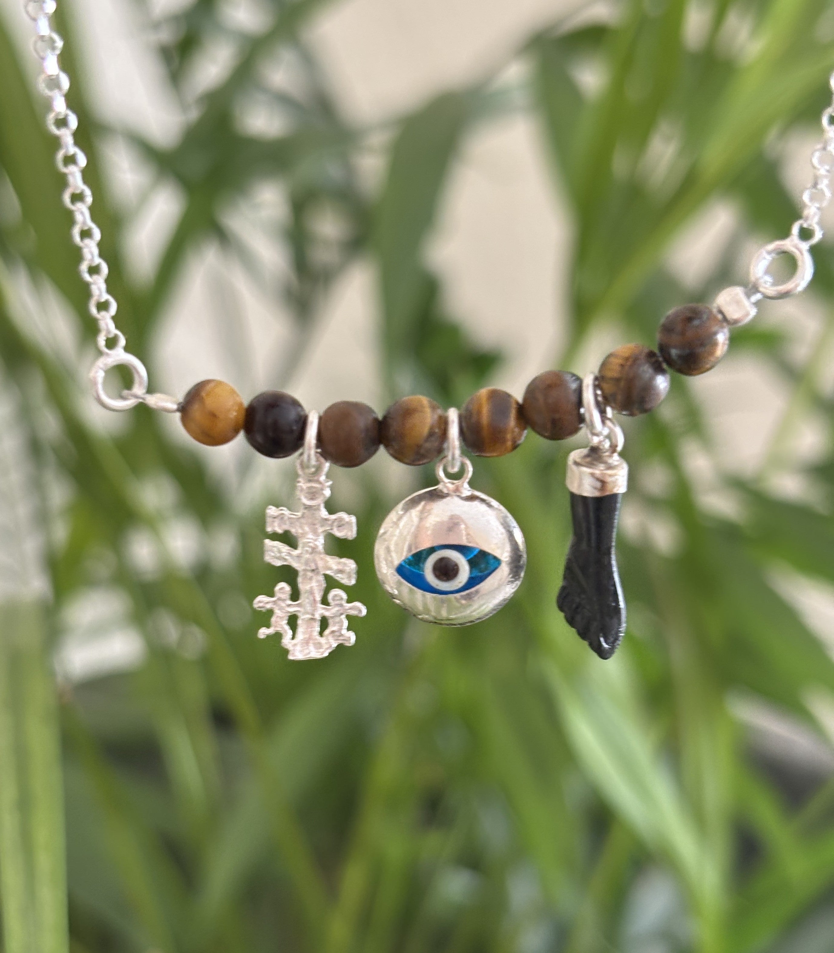 Collar amuleto triple protección con ojo de tigre