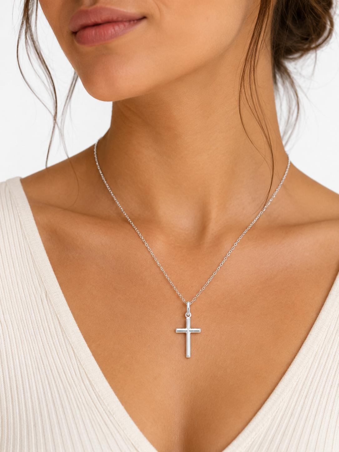 Collar cruz plata de ley 925 puesto en mujer - Joyería religiosa 40ycuatro