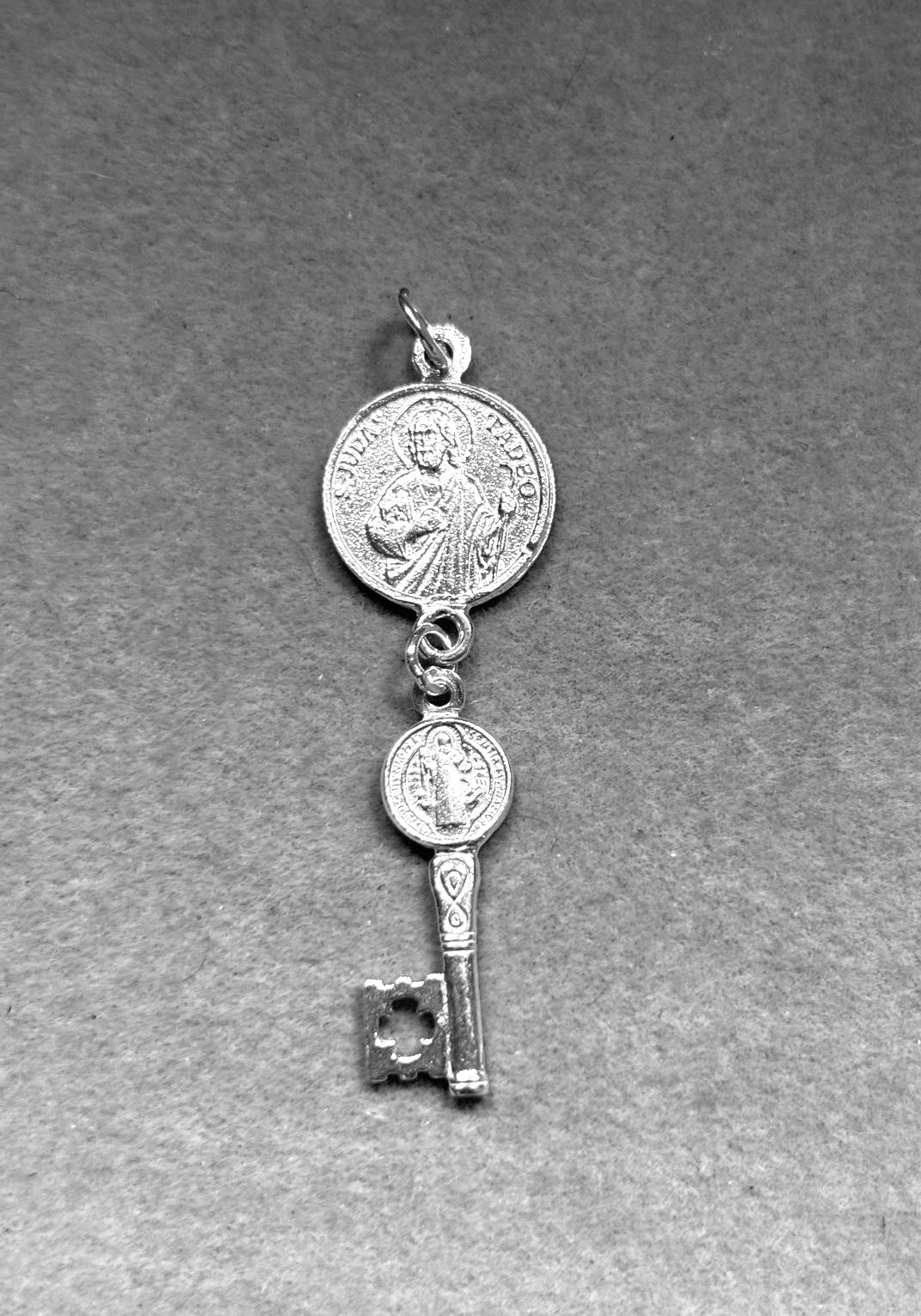 Colgante Fe y Esperanza en plata de ley con San Judas Tadeo y llave de San Benito
