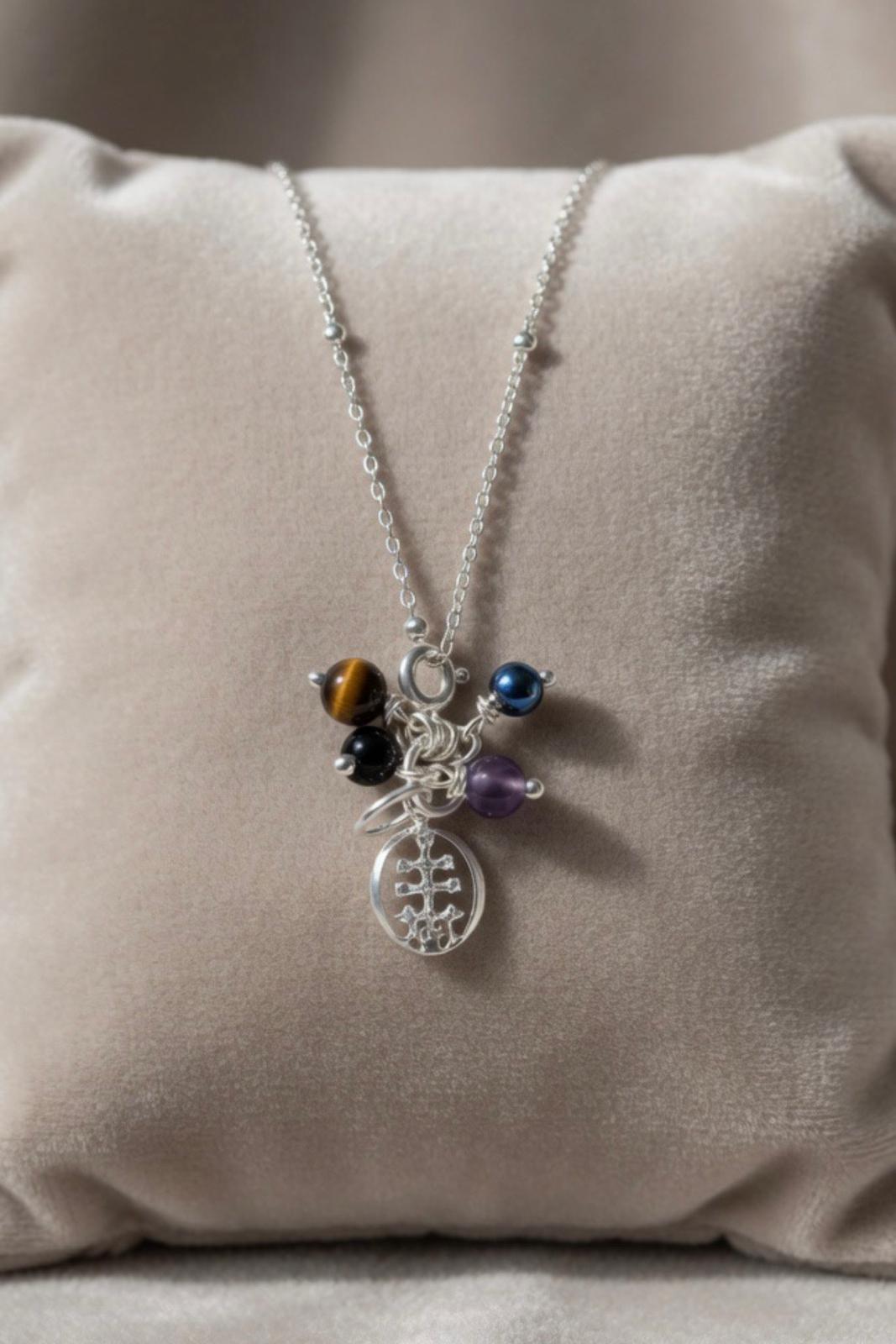 collar moña cruz de Caravaca con sus piedras por excelencia