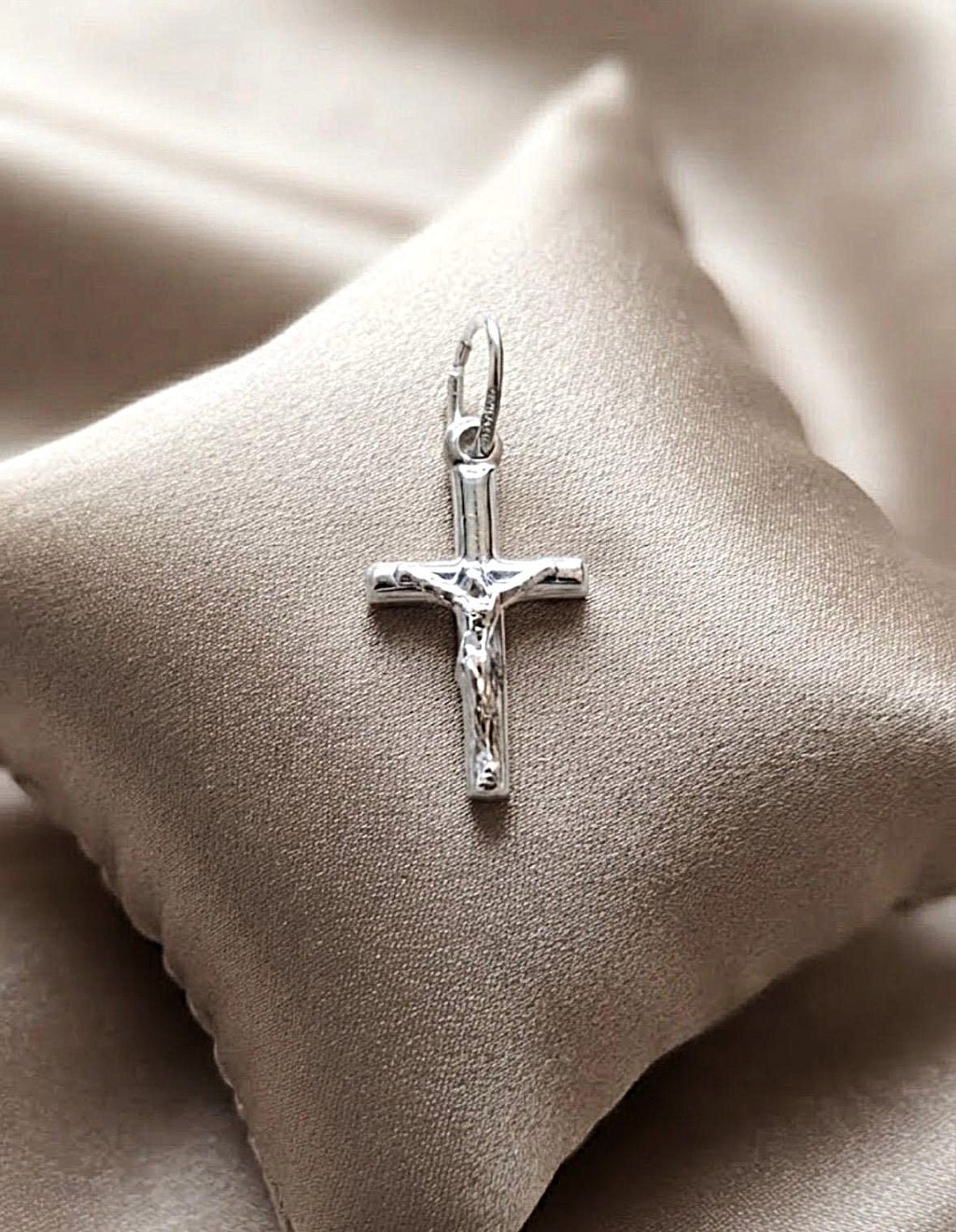 Colgante crucifijo de Cristo en plata de ley 925