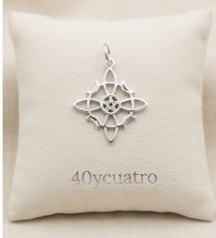 colgante triple protección nudo de bruja, pentagrama y 4 lunas