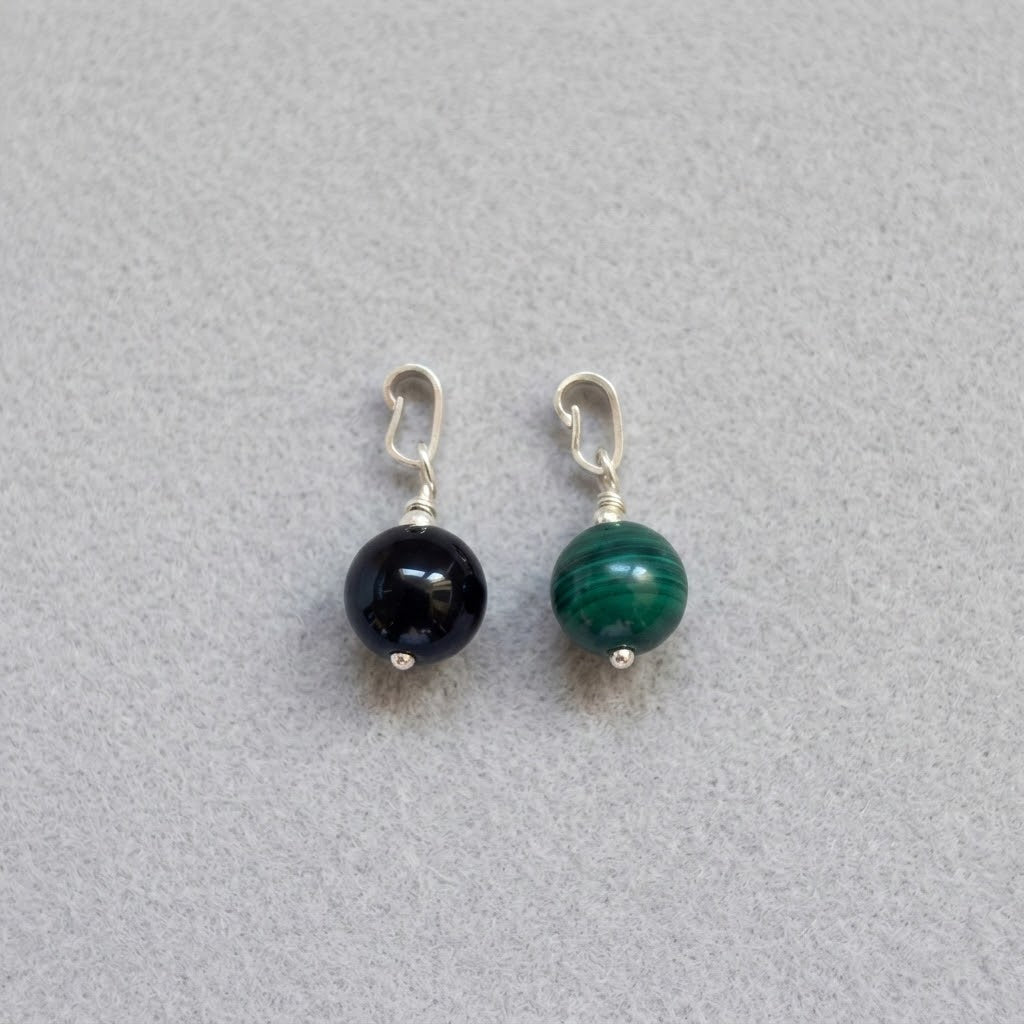 Colgante de malaquita o turmalina negra natural · 8 mm · Plata 925