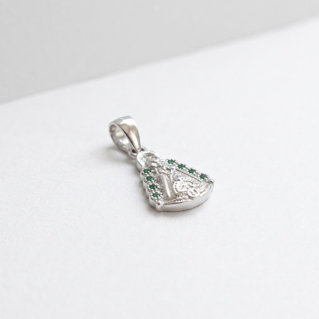 Colgante Virgen del Rocío en plata de ley con circonitas · Fe y devoción