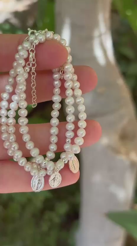 pulsera perlas y Virgen de la Milagrosa